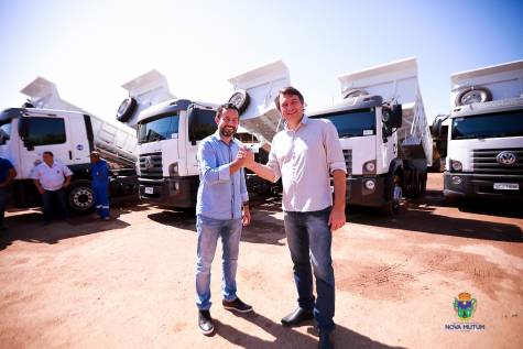 Adriano e Leandro entregam frota de caminhões e ônibus