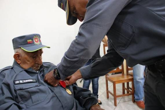 Comandante da PM entrega medalha Mérito Sangue de Mato Grosso a cabo de 98 anos